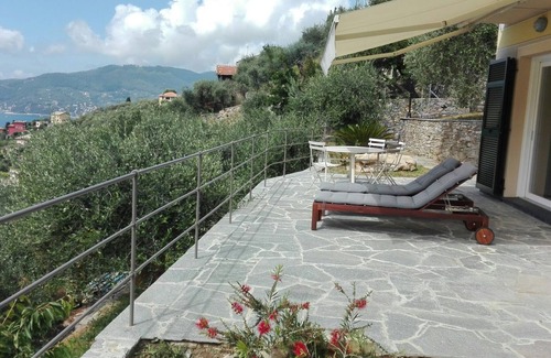 Zoagli House | Villino Olivia - among olive trees with a view of Portofino and Tigullio Gulf