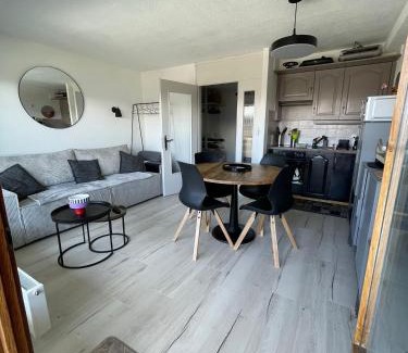 Saint-Pierre-de-Clages Apartment | Vincenzo appart, Studio Confortable à Nendaz, accès Direct au Télécabine de Tracouet et Parking Souterrain Inclus