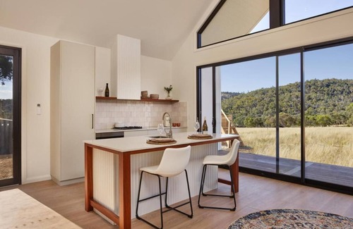 Everton Upper Cottage | Vineyard Stay with private hot tub