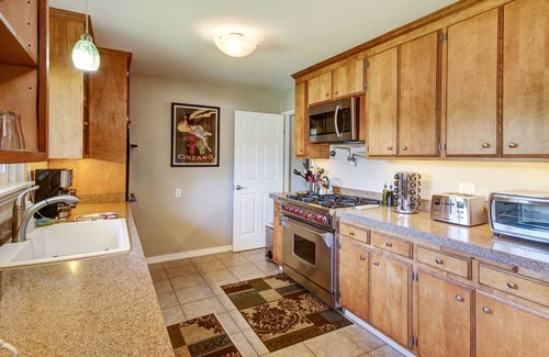 Sonoma House | Vineyard Views, Pool Hot Tub - Sleeps 8-12 - 4+ Bedrooms/3+ Bathrooms