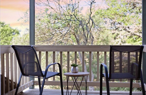 Fredericksburg Cabin | Vino Haus- Entire Cabin with Hot Tub- Guaranteed to see deer! Quiet!