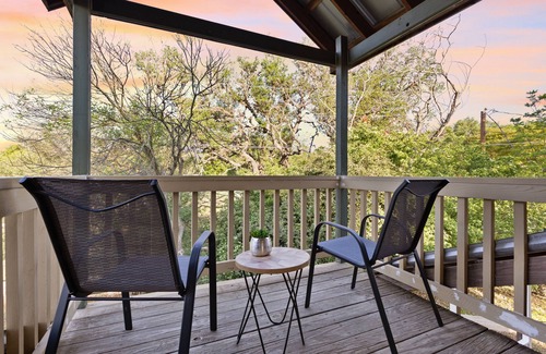 Fredericksburg Cabin | Vino Haus- Entire Cabin with Hot Tub- Guaranteed to see deer! Quiet!