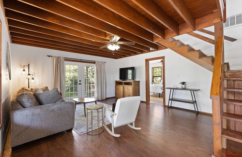 Fredericksburg Cabin | Vino Haus- Entire Cabin with Hot Tub- Guaranteed to see deer! Quiet!