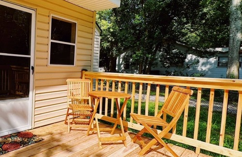 Pooler House | Vintage 1940 Cottage with Quaint Charm by RedAwning