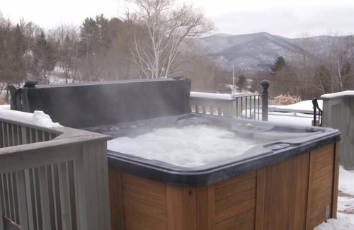 Pownal House | Vintage BARN Apartment-POOL-HotTub-FirePit-Hiking-Museums-Theater-Pets welcome!