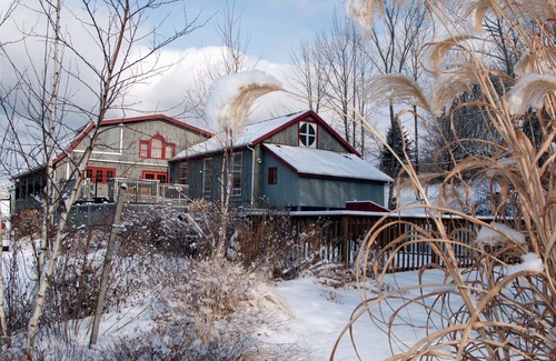 Pownal House | Vintage BARN Apartment-POOL-HotTub-FirePit-Hiking-Museums-Theater-Pets welcome!