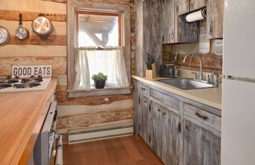 Middletown Cabin | Vintage cabin in the ❤️ of Middletown , MD. Pet friendly and prime location.