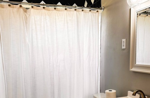 Midtown Apartment | Vintage Charm : 1 bed/1 bath close to schools