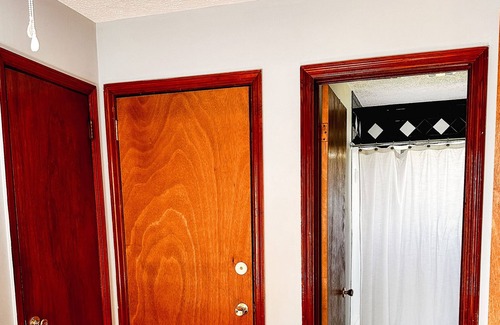 Midtown Apartment | Vintage Charm : 1 bed/1 bath close to schools