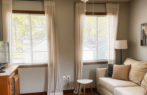Midtown Apartment | Vintage Charm : 1 bed/1 bath close to schools