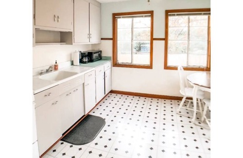 Midtown Apartment | Vintage Charm : 1 bed/1 bath close to schools