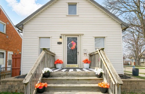 Lincoln Park House | Vintage Charm| 3BR | Free Wifi | Basement Storage Space