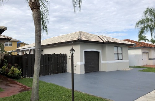 Ludlam House | Vintage Famlily getaway in safe and friendly family oriented neighborhood.