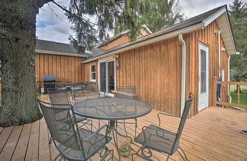 Cambridge Springs House | Vintage Farmhouse ~ 2 1/2 Mi to Mount Pleasant Ski