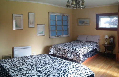 Friday Harbor House | Vintage Island Home 2 Blocks From Town. 4 Bdrs, 2 Kitchens, 3 Bath. Can Sleep 14