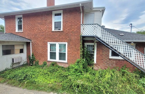 Mount Airy Apartment | Vintage One Bedroom with Living/Kitchen