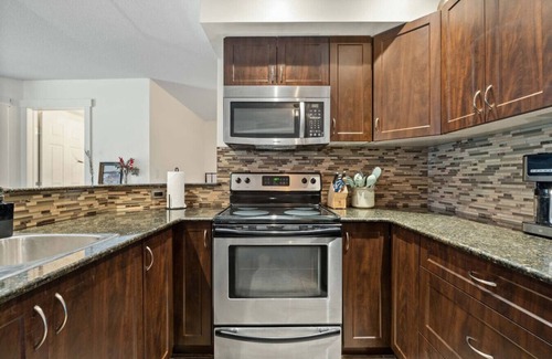 East Kootenay Apartment | Vintage Retreat | Outdoor Pool & Hot Tub | Central
