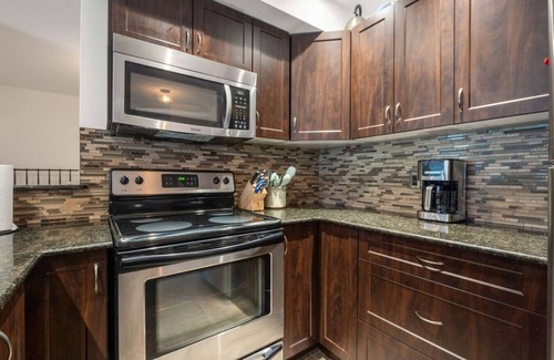 East Kootenay Apartment | Vintage Retreat | Outdoor Pool & Hot Tub | Central