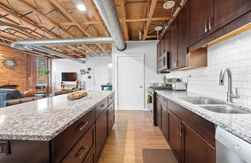 Short North Apartment | Vintage Vibes: Open & Relaxed in Short North