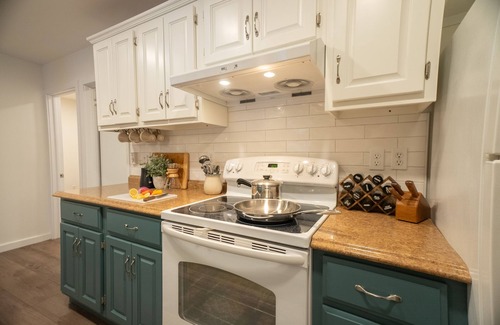 Connellsville Apartment | Vintage Vogue: Your Stylish Suite with Wi-Fi, Netflix, and Parking!