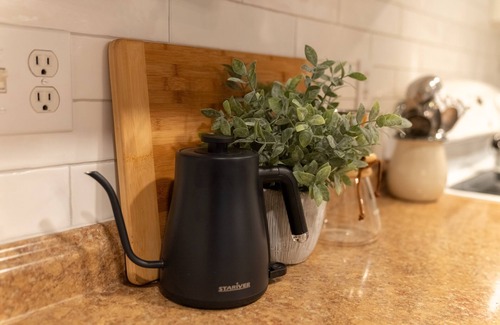Connellsville Apartment | Vintage Vogue: Your Stylish Suite with Wi-Fi, Netflix, and Parking!