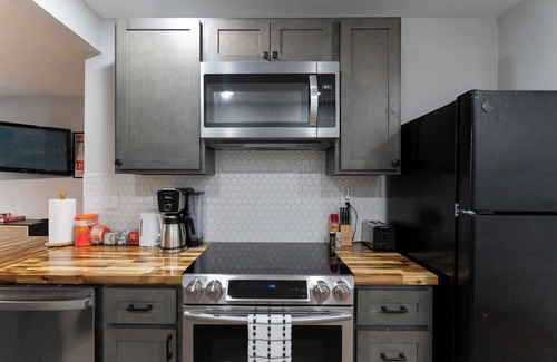 Noblesville Apartment | Vinyl Retreat, downtown Noblesville