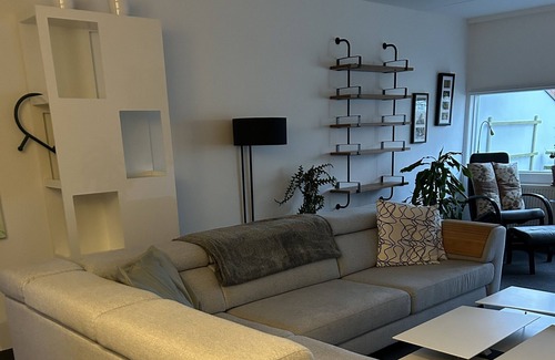 Malov Condo | Virkelig Flot og Lækker lys Lejlighed, 5 min fra Måløv Station