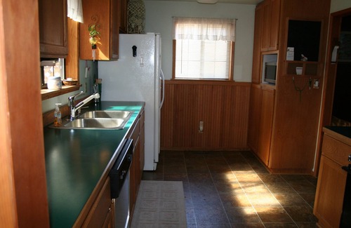River West Cottage | Visit Bend! Cozy, Pet Friendly, Secluded Yard!