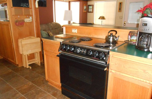 River West Cottage | Visit Bend! Cozy, Pet Friendly, Secluded Yard!