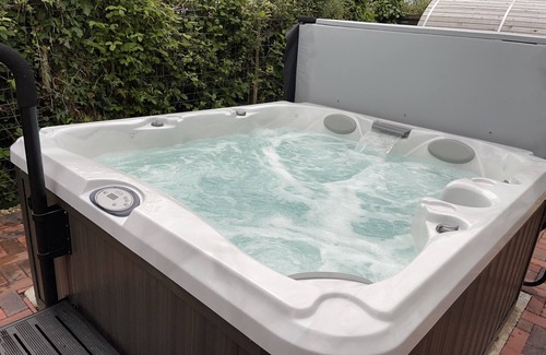 Coed-Y-Paen House | Visit Wales 4 Star, rural bungalow - Sauna, jacuzzi, play area and Free Wi-fi