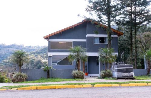 Tres Pinheiros Apartment | Vista da Serra.