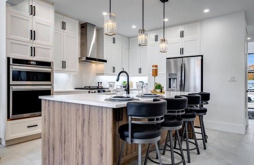 Leamington House | Vogue Vista Lake House Pool Closes Nov 1
