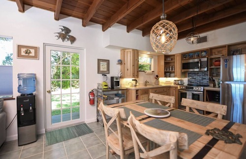 Islamorada House | Voted best boutique resort in Islamorada! Beach, dockage, pool + more!