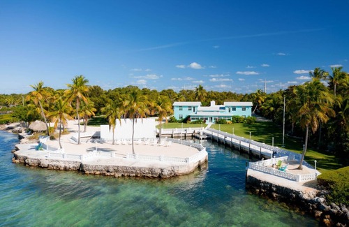 Islamorada House | Voted best boutique resort in Islamorada! Beach, dockage, pool + more!