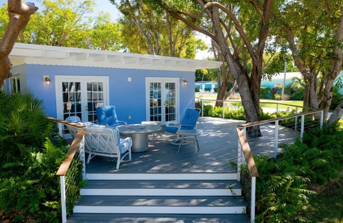 Islamorada House | Voted best boutique resort in Islamorada! Beach, dockage, pool + more!