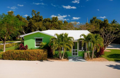 Islamorada House | Voted best boutique resort in Islamorada! Beach, dockage, pool + more!