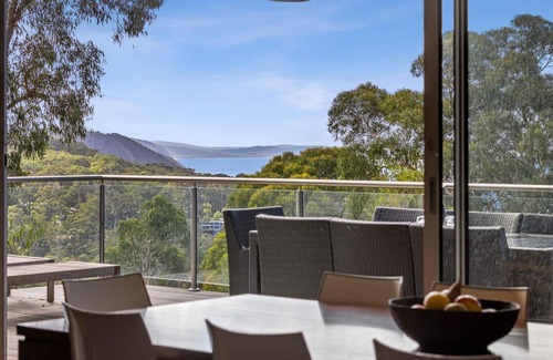 Lorne House | Vue De Mer - Stunning and specious in the treetops