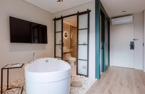 Las Lomas I House | w* | Dashing Loft w/City View
