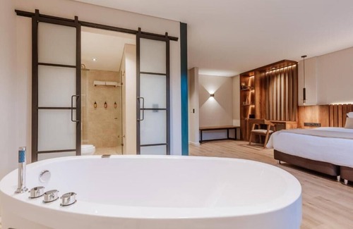 Las Lomas I House | w* | Deluxe Loft with Mountain Views and Bathtub