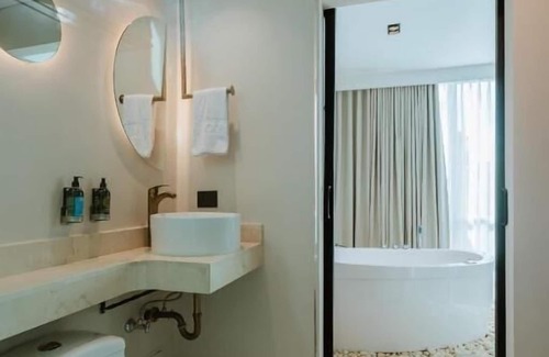 Las Lomas I House | w* | Deluxe Loft with Mountain Views and Bathtub