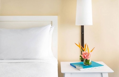 Waikiki Hotel | Waikiki Getaway! Private Balcony, Parking! Close to Honolulu Zoo & Kuhio Beach!