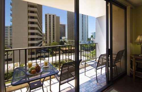 Diamond Head - Kapahulu - St. Louis Condo | Waikiki Sunset Mountain View Near Beach + Parking