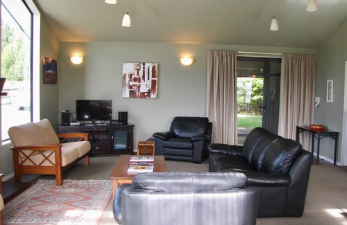 Erua House | Waiora Lodge - Pokaka Holiday Home