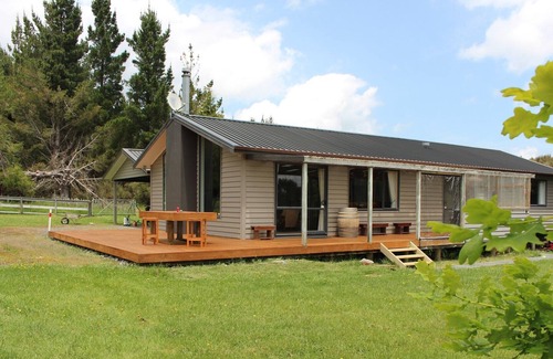 Erua House | Waiora Lodge - Pokaka Holiday Home
