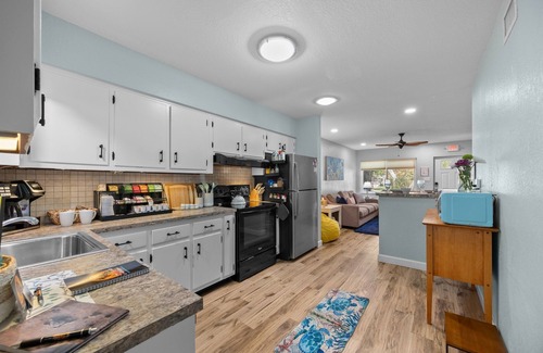 Cocoa Beach Cottage | Walk 2 Beach King Bed Pet Friendly Firepit