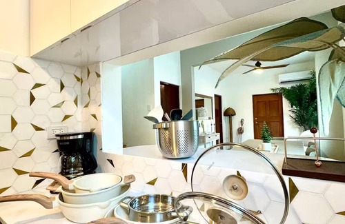 Santurce Cabin | Walk 2 beach-Pool & free prkg[5 bdrm]/Chic&Stylish