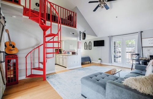 Rutledge Hill Condo | Walk 2 Broadway! Balcony & Free Parking!