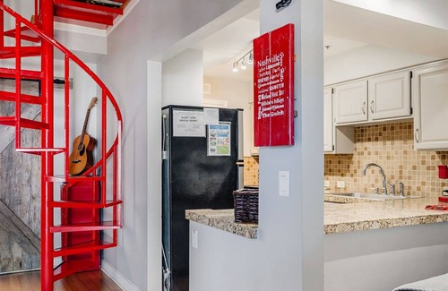 Rutledge Hill Condo | Walk 2 Broadway! Balcony & Free Parking!