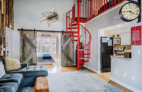 Rutledge Hill Condo | Walk 2 Broadway! Balcony & Free Parking!