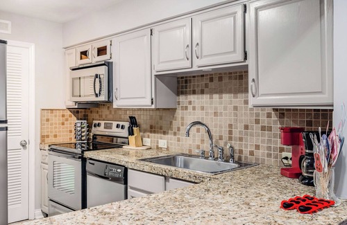 Rutledge Hill Condo | Walk 2 Broadway! Balcony & Free Parking!